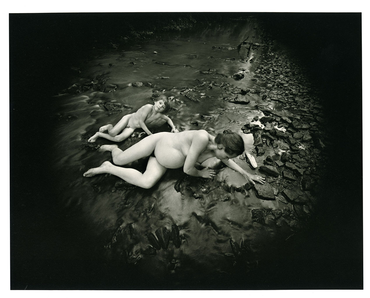 04_Emmet Gowin_Edith et Elijah, Newtown (Pennsylvanie), 1974©Emmet Gowin, Courtesy Pace MacGill Gallery, New York