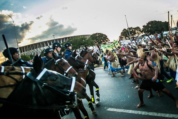 Manifestations contre la Coupe du monde entre indigènes et forces de l'ordre à Brasilia le 27 mai 2014. Les populations expriment leur colère face à l'argent gaspillé et de leur indignation face au racisme de l'Etat brésilien à leur égard. Celui-ci s'approprierait en effet leurs terres à leur détriment. ©Midia Ninja