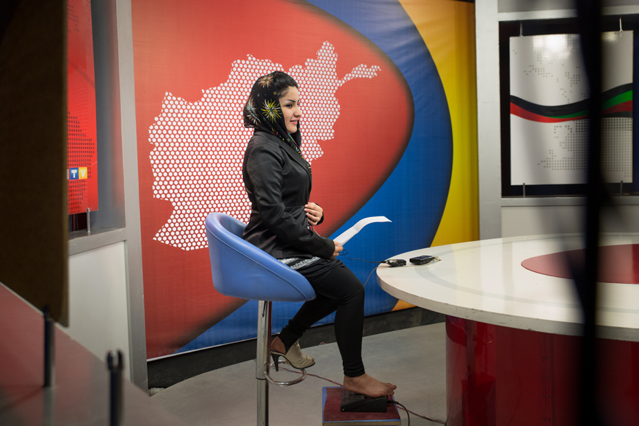 Aisha Ilyad, 21 ans est présentatrice télé à 1TV. Réfugiée au Pakistan sous le régime des Talibans, Aisha rêvait d'être sous les projecteurs. Pourtant, s'exposer devant la caméra peut être considéré comme un déshonneur pour certaines familles. "Les gens pensent que le journalisme n'est pas un travail pour les femmes. Cela prend du temps pour combattre ces idées". (7 avril 2014, Kaboul) 