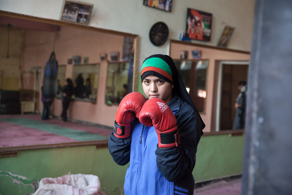 Fahima, 19 ans, s'entraîne 3 fois par semaine au stade Ghazi de Kaboul. Le stade olympique est tristement célèbre pour ces lapidations de femmes à la fin des années 90 sous le régime Taliban. Entre 1996 et 2001, il était interdit pour une femme de faire du sport. 13 ans après, l'équipe féminine de boxe représente les couleurs de l'Afghanistan. Ces jeunes filles défient les traditions et veulent faire évoluer les mentalités. "Je veux que mon pays soit fier de moi, je rêve de devenir championne". (28 octobre 2013, Kaboul)