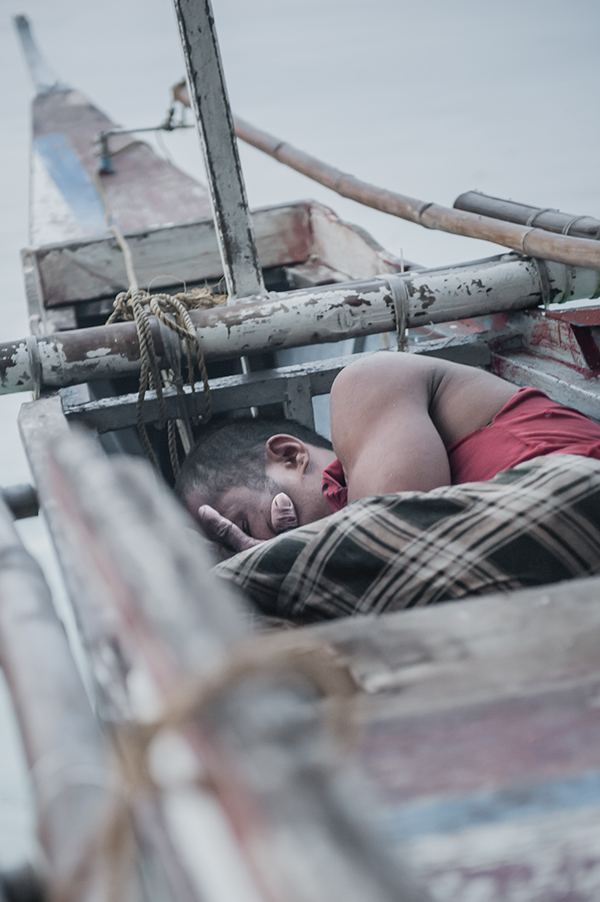 A fisherman sleeps after a night at sea. El Nido, Palawan (2014)