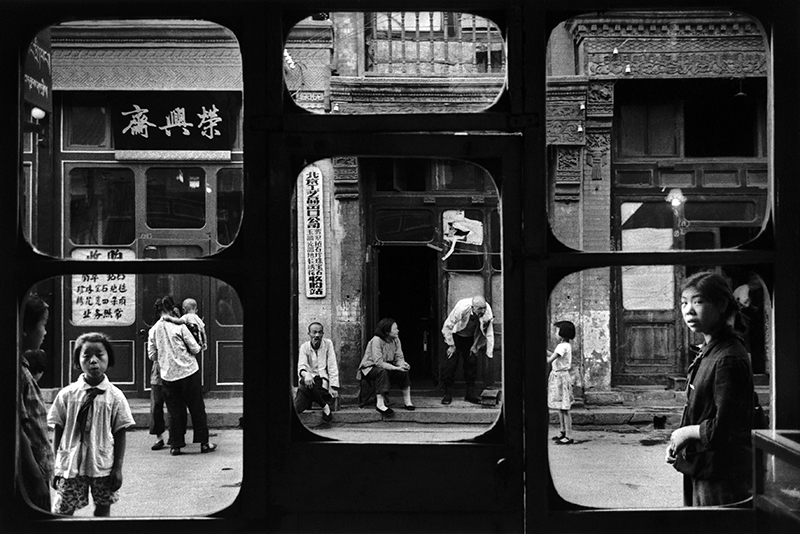 Marc Riboud La rue des antiquaires, dans Liulichang, Pékin 1965 