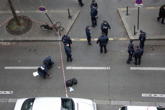 Trois hommes armés sont toujours en fuite après l'attentat au siège de Charlie Hebdo qui a fait au moins 12 morts. LP/Arnaud Dumontier