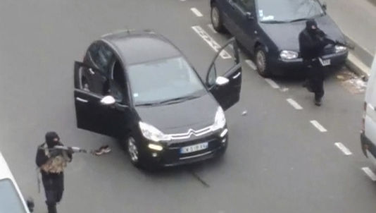 Les frères Kouachi, quelques minutes après leur attaque contre « Charlie Hebdo », le 7 janvier. REUTERS TV / REUTERS