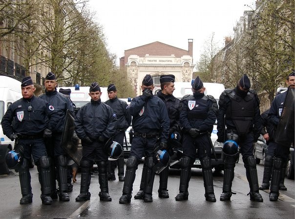  Photo de policiers prise pas des manifestants à Lille. (via)