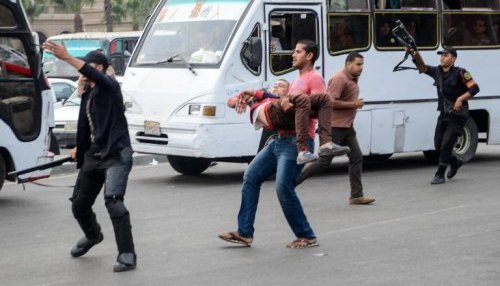 Evacuation d'un policier en civil blessé lors d'un attentat le 22 cotobre 2014 devant l'uniiversité du Caire ( AFP/Archives - Mahmud Hasan )